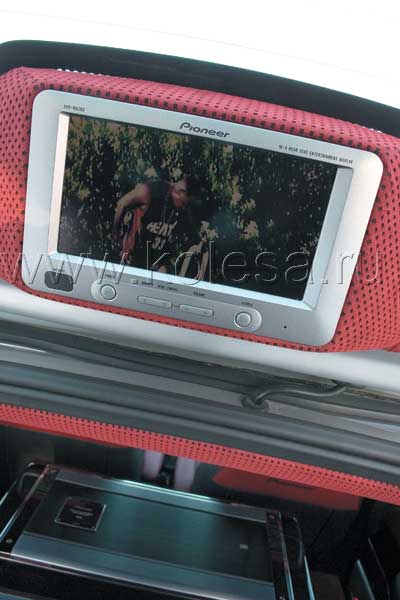 Экраном оснастили даже пятую дверь. Выставочный образец, как-никак