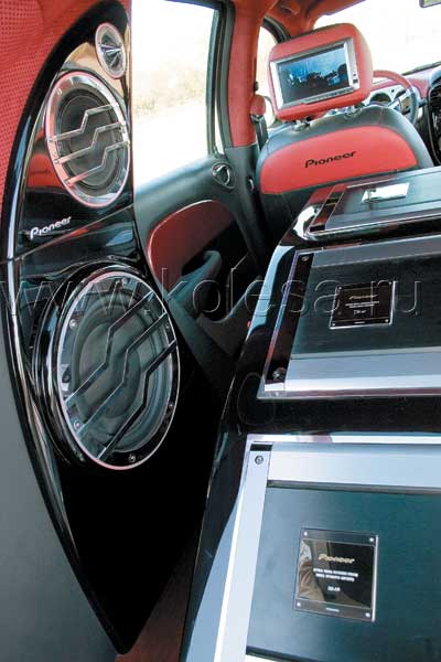 На месте багажника и задних сидений выгнулась конструкция с усилителями, построенными по элитной технологии ODR - Optical Digital Reference. Суть идеи в том, чтобы реобразовывать поступающий от CD-головы RS-D7R ODR сигнал в аналог непосредственно пер