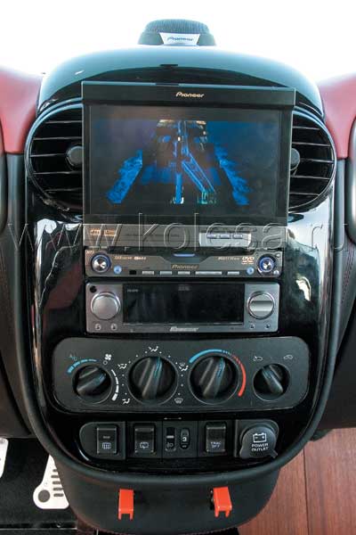 Центральная консоль - "двухголовая". Верхнее головное устройство (AVH-P7500DVD) - со своим экраном. Динамик центрального канала DVD примостился сверху