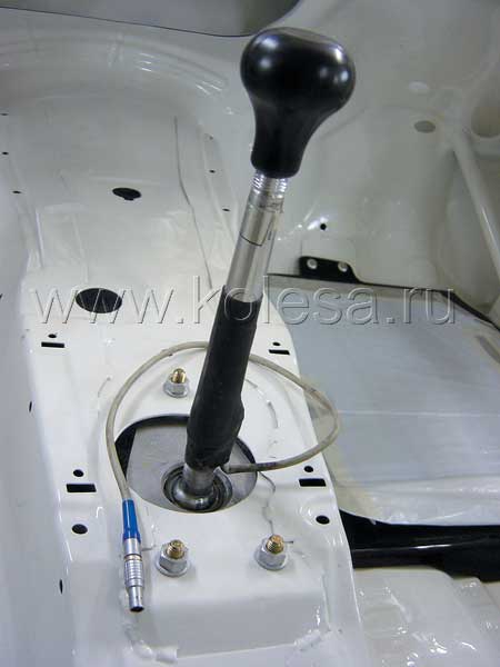 Коробка передач - серийная, но спортивная. Эти агрегаты BMW Motorsport продает разве что не оптом. Отходящий от рычага КПП проводок - часть системы power shift, обрывающий зажигание на время переключения передачи. Да-да, гоночный мотор глохнет пару д