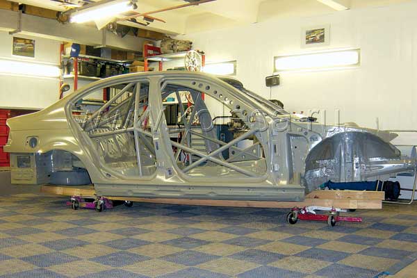 Kузов, каким он пришел из Германии, из штаб-квартиры BMW Motorsport. От серийного он отличается только наличием каркаса безопасности и пока еще он не очень похож на гоночный автомобиль