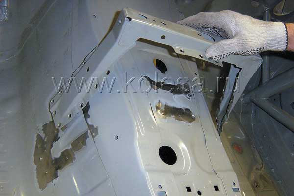 Kузов, каким он пришел из Германии, из штаб-квартиры BMW Motorsport. От серийного он отличается только наличием каркаса безопасности и пока еще он не очень похож на гоночный автомобиль. Более, того, некоторое количество человеко-часов требуется на ег