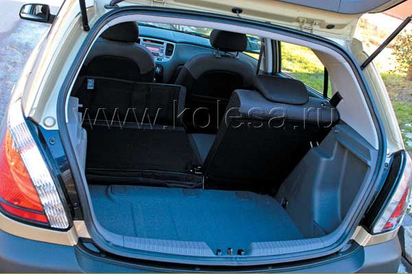 И подушка, и спинка заднего сиденья складываются по частям, образуя ровный пол