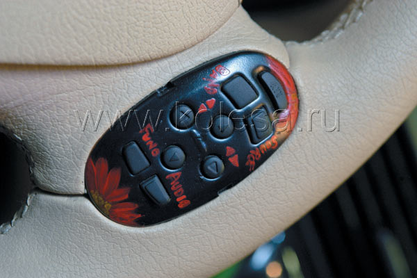 Руль сделали не только стильным и хватким, но и мультифункциональным. Блок управления "музыкой" расписан вручную. Эксклюзив!