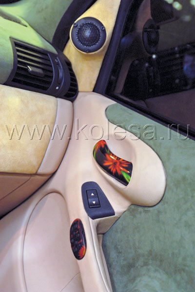 Второй такой же пульт - на пассажирской двери. Ручка открывания - "родная" фиатовская. Но после аэрографа ее не узнать