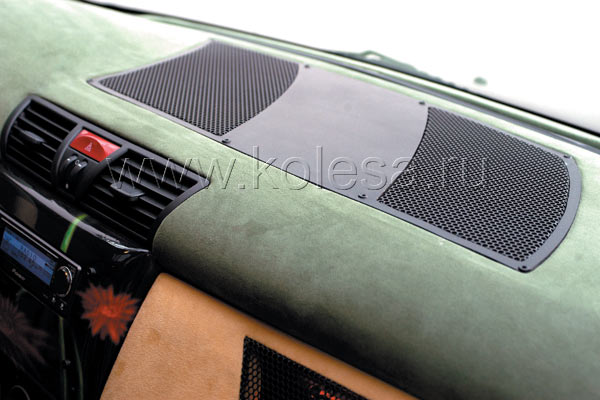 Все звуковое "хозяйство" прикрыто решетками, стекло на месте… Красота!