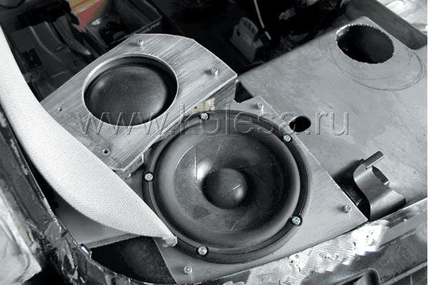 Так создаются чудеса. Сквозь отсутствующее лобовое стекло видно уже установленные излучатели - купольный среднечастотник D75MX41-08 и широкополосный динамик ScanSpeak 15W/4531G00 с бумажным диффузором