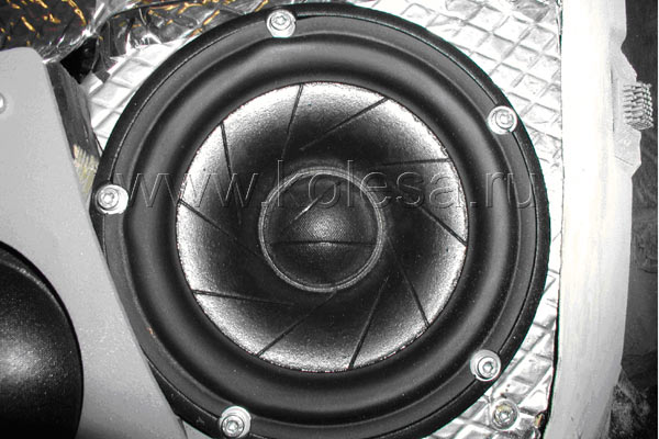 Так создаются чудеса. Сквозь отсутствующее лобовое стекло видно уже установленные излучатели - купольный среднечастотник D75MX41-08 и широкополосный динамик ScanSpeak 15W/4531G00 с бумажным диффузором