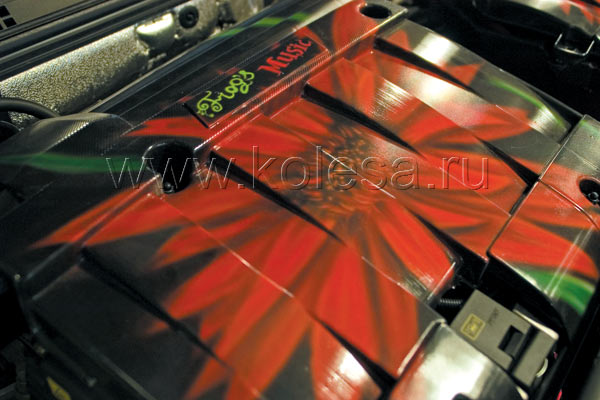 Аэрография - даже под капотом. Очень полезно: такой ненавязчивый способ дать понять, что в эдакую красотищу с гаечным ключом лучше не лазить