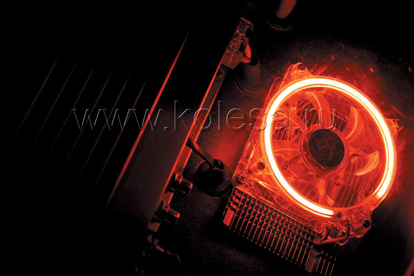 Подсвеченный "карлссон" - часть так называемого "кулера Пельтье". В отличие от обычных вентиляторов, просто гоняющих воздух, этот - настоящий холодильник. Он отбирает тепло от усилителя через установленные в самых горячих точках термопары. Чем выше т