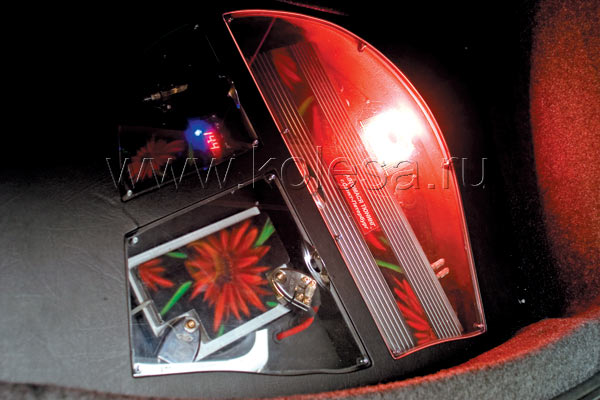 Запаску выселили. Освободившееся место поделили по-братски между вторым аккумулятором, конденсатором (он помогает усилителю напряжением при длительных низкочастотных нагрузках) и самим усилителем - он здесь пятиканальный, DLS A7