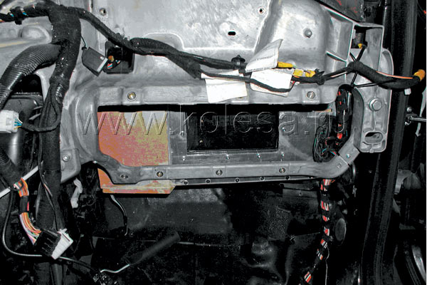 Теперь понятно, почему это место называют "бардачком". Так все выглядело во времена операции по вживлению сабвуфера…