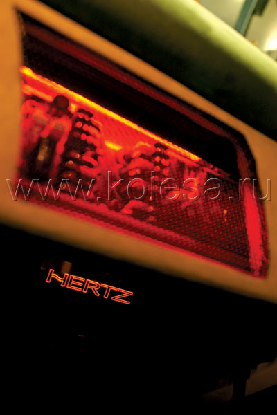 …а так - выглядит сейчас. До "саба" не докопаешься. Он построен по bandpass-схеме и звучит через фазоинвертор, выведенный под лобовое стекло