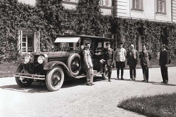 Первый президент Чехословакии Томаш Масарик (второй слева) рядом со служебным автомобилем – роскошным Skoda Hispano-Suiza H6 1923 года