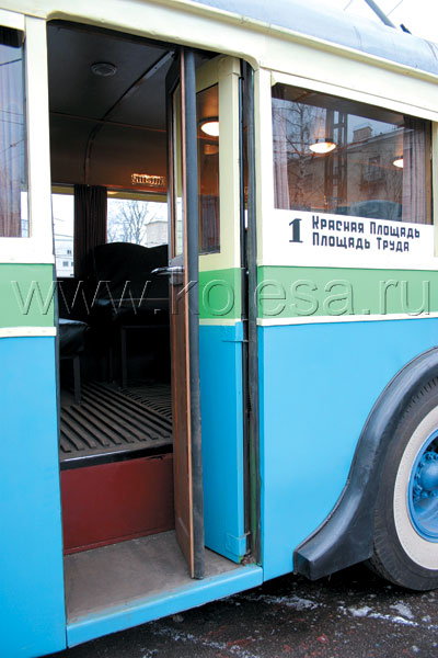 На табличке – первый маршрут первого питерского троллейбуса
