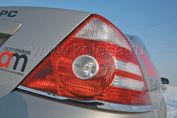 3адние фонари - логичное продолжение стилистики автомобилей:  “прямоугольники” у Opel и “круги” у Ford