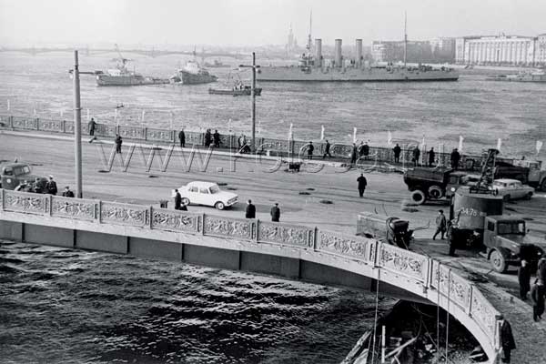 Вид на крейсер "Аврора" со стороны Литейного моста. Фото 1967 года.