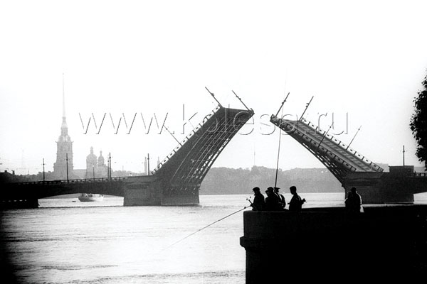 Рыбаки у разведенного Дворцового моста. Фото 1964 года