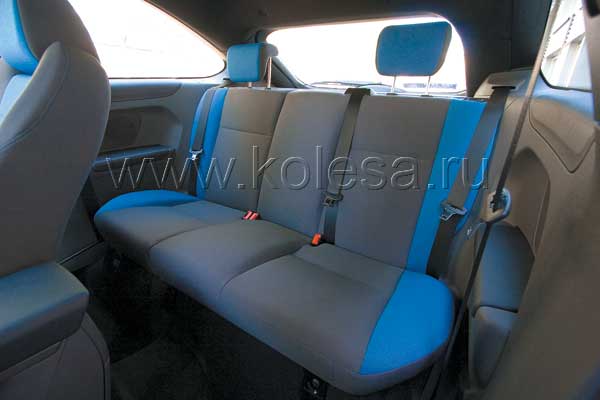 Заднее сидение ST не отличается трудностью доступа, но здесь пассажиры - балласт…