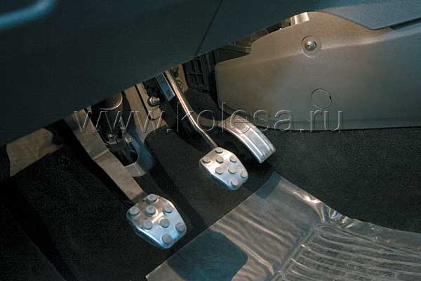 Алюминиевые педали с резиновыми вставками не для стайлинга, а чтобы нога не соскальзывала. Банально? 