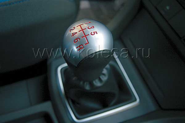 Рычаг КПП выглядит стильно, но расположен неудобно - чуть бы повыше…