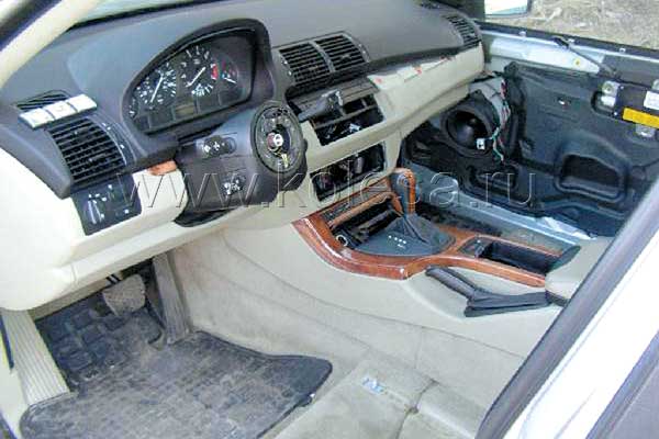 Все внутренности автомобиля вынесены, но сделано это с  отеческой заботой. На полу не валяется ни одного самореза