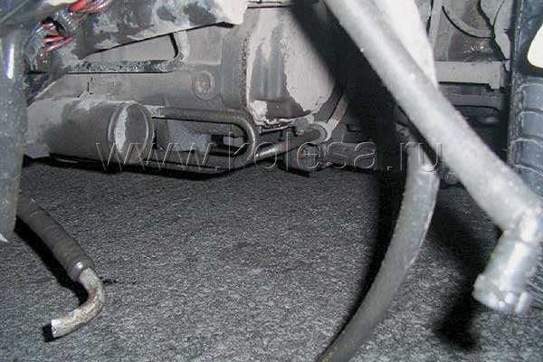 В результате "столкновения" порвались тормозные шланги, но тормозной жидкости в них не оказалось