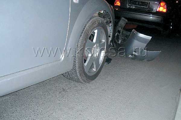 В результате "столкновения" порвались тормозные шланги, но тормозной жидкости в них не оказалось