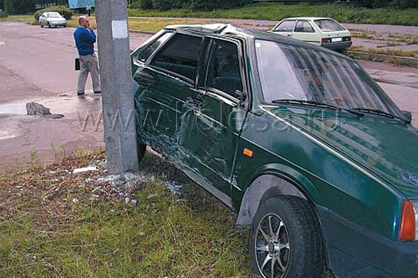 Автомобиль якобы врезался в столб. Но на крыше видны следы от опрокидывания, старательно заклеенные скотчем