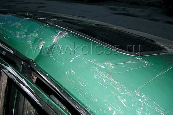 Автомобиль якобы врезался в столб. Но на крыше видны следы от опрокидывания, старательно заклеенные скотчем