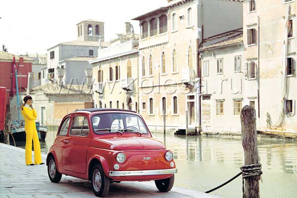 Мода 60-х годов полностью была в гармонии с автомобилем: платочки, очки, шапочки на дамах, мужчины в кабриолетах.....