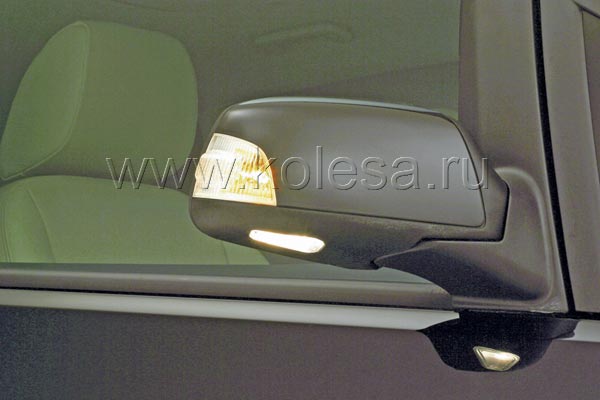 Салонное зеркало сегодня вообще может превращаться в мультимедийный центр