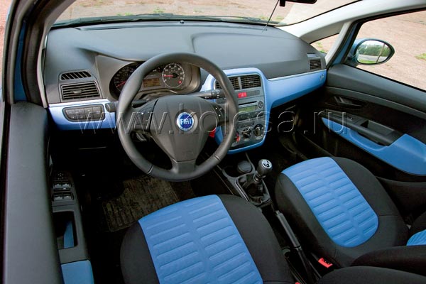 Двуцветный дизайн салона мне пришелся по душе – практично и красиво