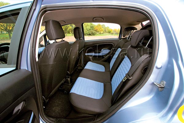 Обивка сидений с ненавязчивым закосом «под спорт» придутся по вкусу водителю