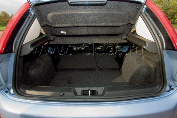 Объем багажника не стал откровением: если сложить заднее сиденье, в Grande Punto, пожалуй, можно будет перевезти средних размеров телевизор. Но за холодильником придется поехать на другом транспорте