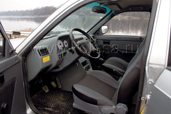 Забраться в кабину нелегко, а креслорасположено довольно низко от пола