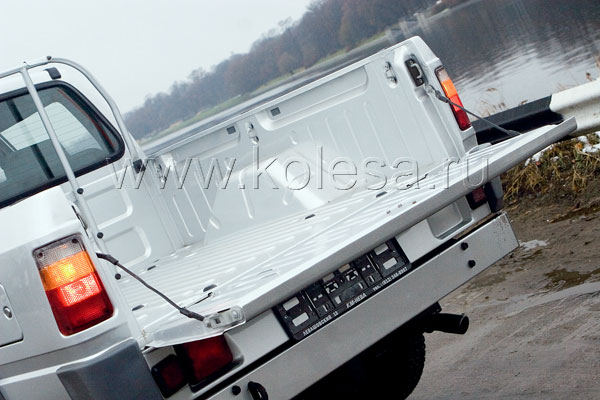 Вот оно, главное достоинство пикапа: борт откинут – и доступ к огромному пространству кузова открыт