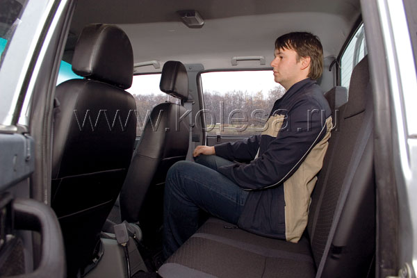 Пассажиру на заднем сиденье нужноберечь голову: потолок близко