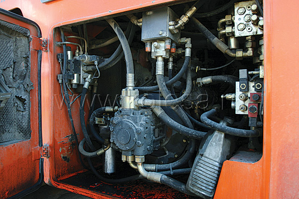Под капотом катка – дизельный 
двигатель с передачей момента 
через гидротрансформатор