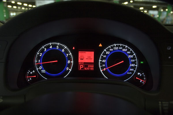 Эффектные и информативные циферблаты приборов напоминают новый Honda Civic. И все равно красиво!