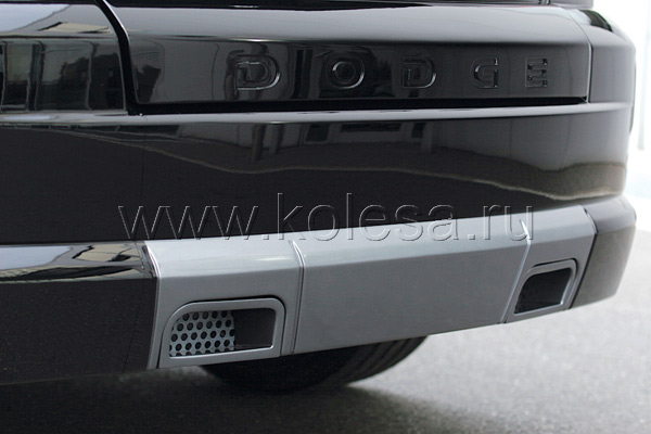 В задний спойлер стильно 
вмонтированы две трубы глушителя