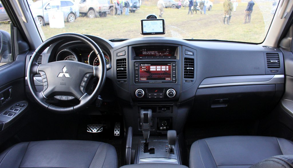 Передняя панель Mitsubishi Pajero IV