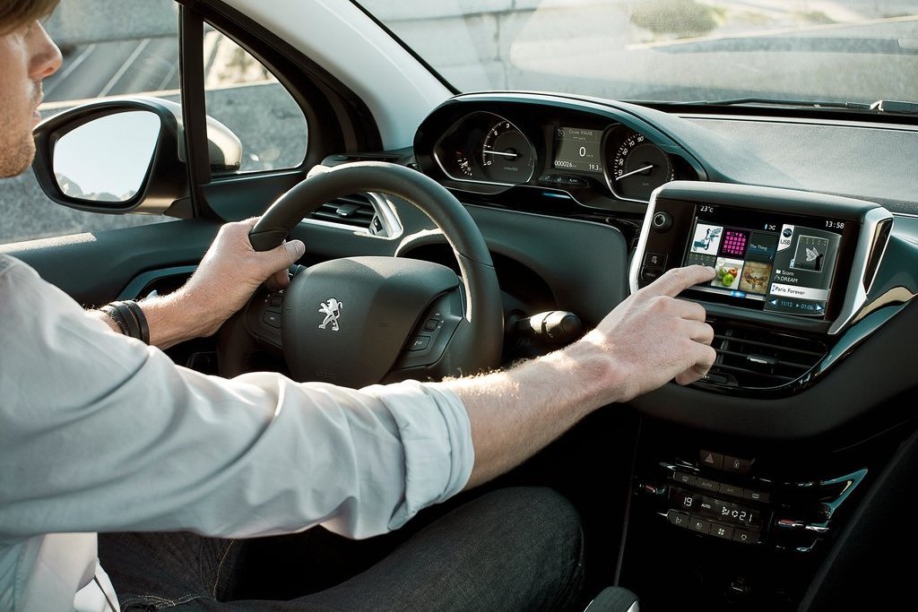 Интерьер Peugeot 208