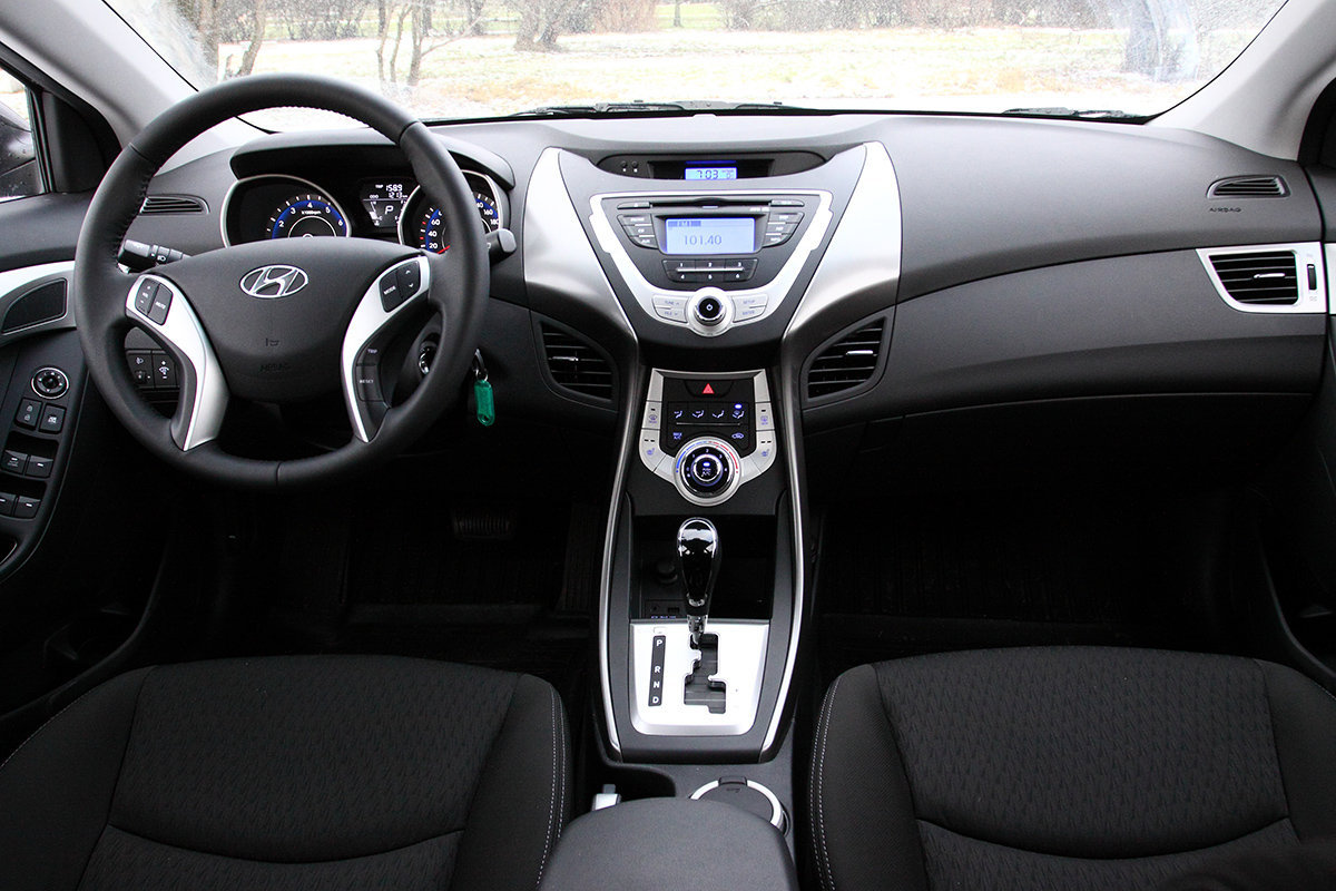 Интерьер Hyundai Elantra