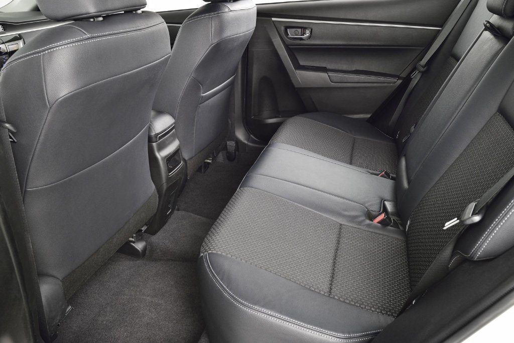 Toyota Corolla 2014: задние сиденья