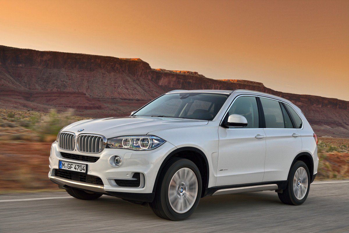 BMW раскрыл цены нового X5 в России
