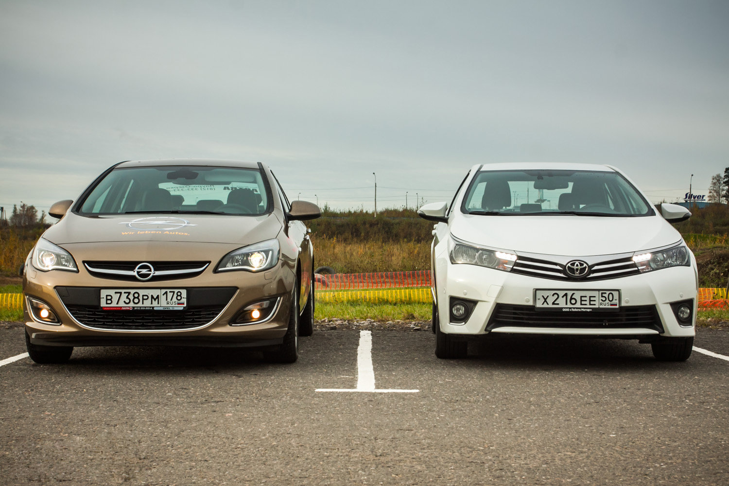Opel Astra Sedan и Toyota Corolla