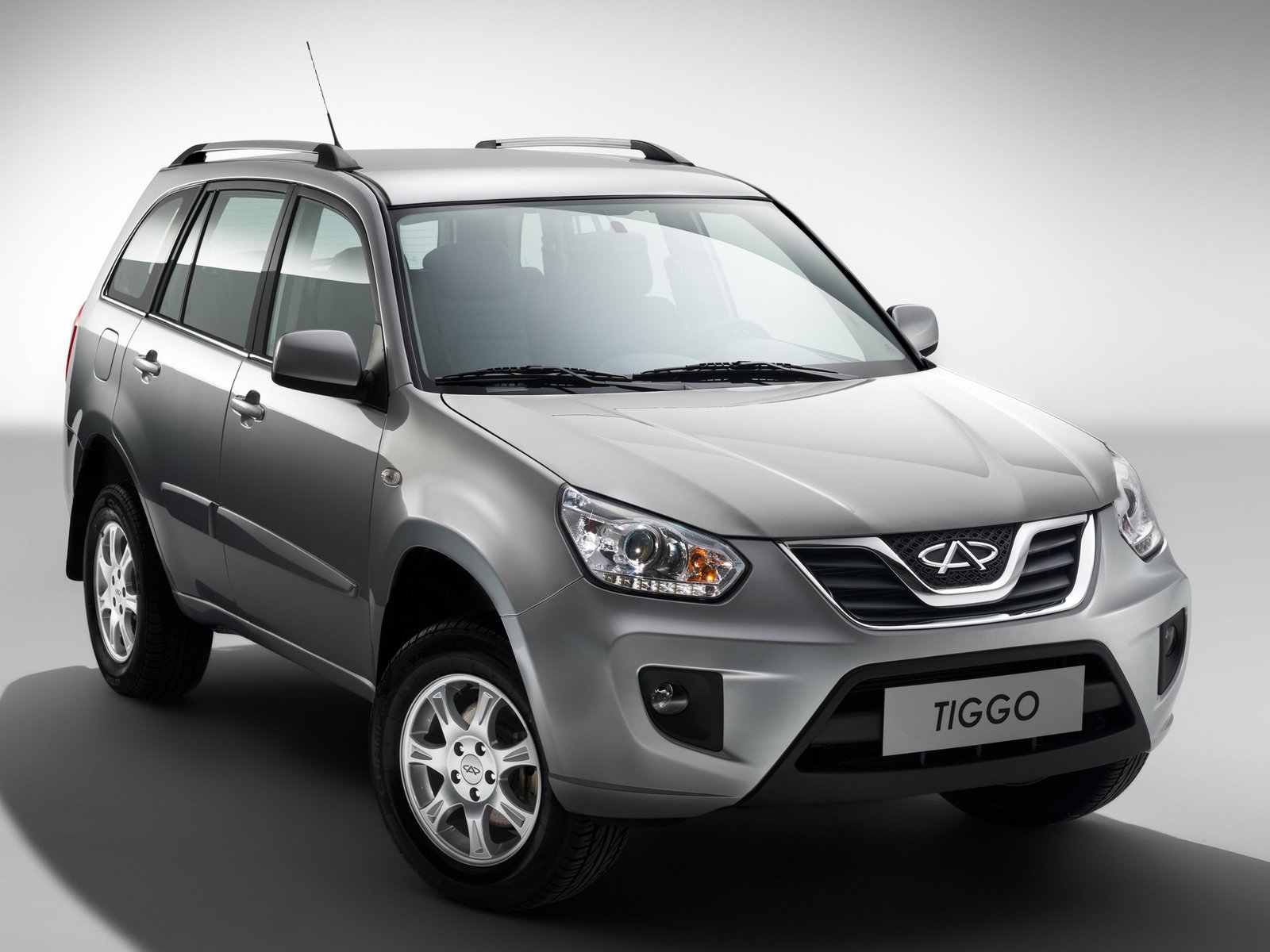 Купить б/у CHERY Tiggo (T11) I 2.0 AT (136 л.с.) бензин автомат в Перми: серебри