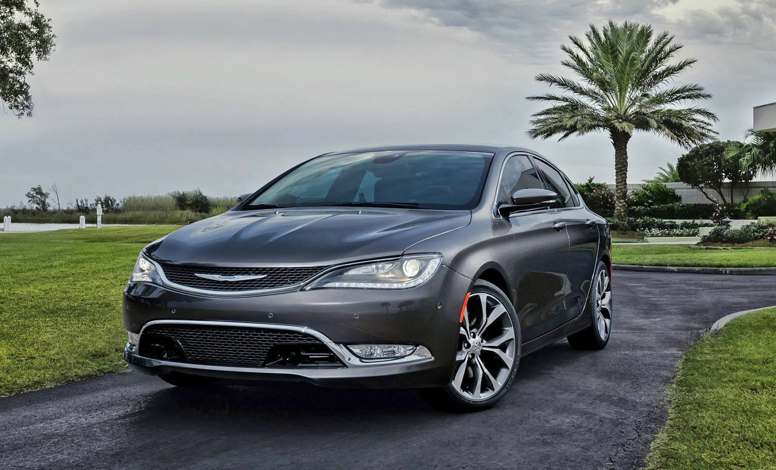 Chrysler 200 2015 модельного года стараниями дизайнеров из классического се...