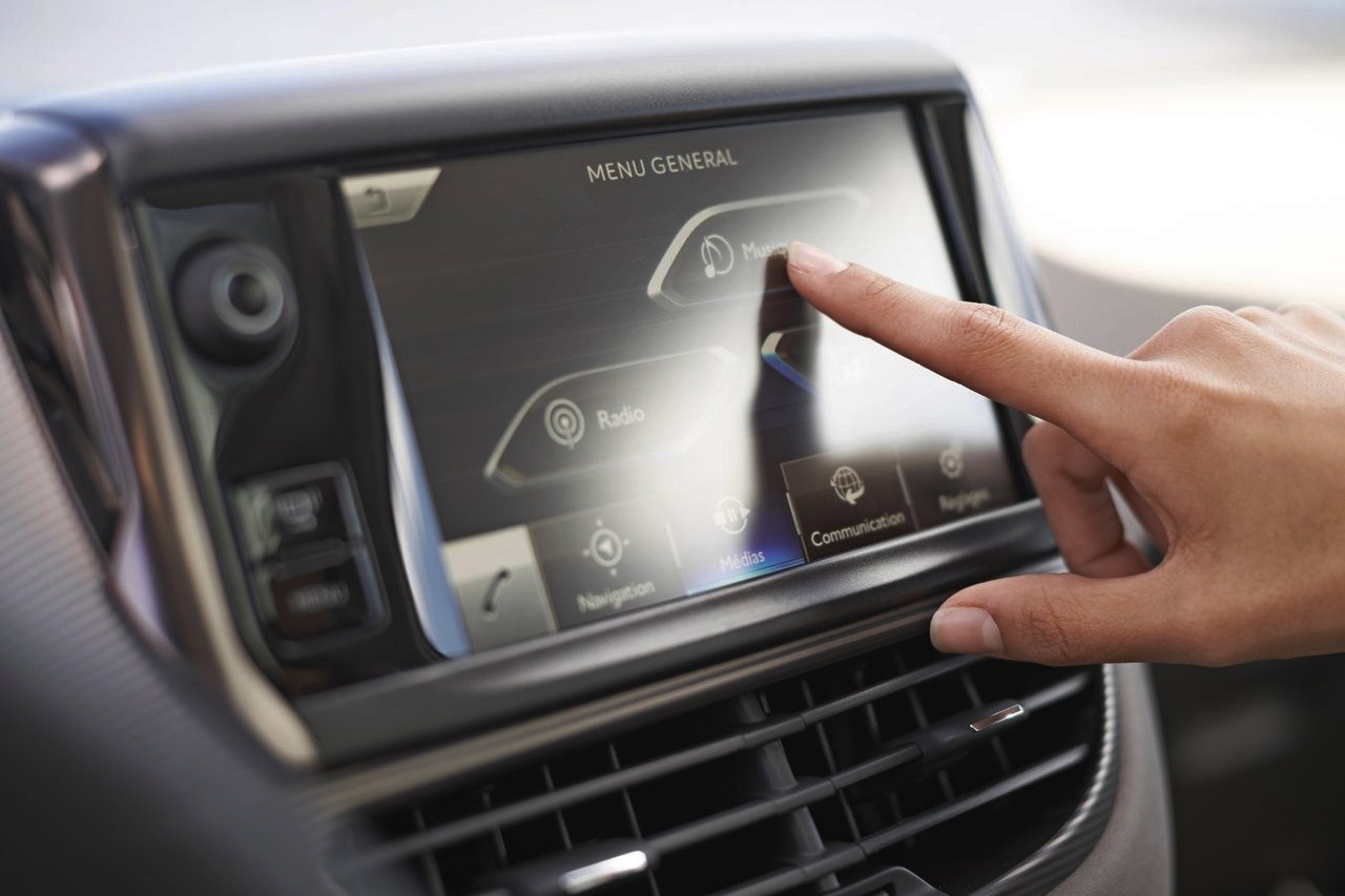 Peugeot 2008: сенсорный дисплей мультимедийной системы